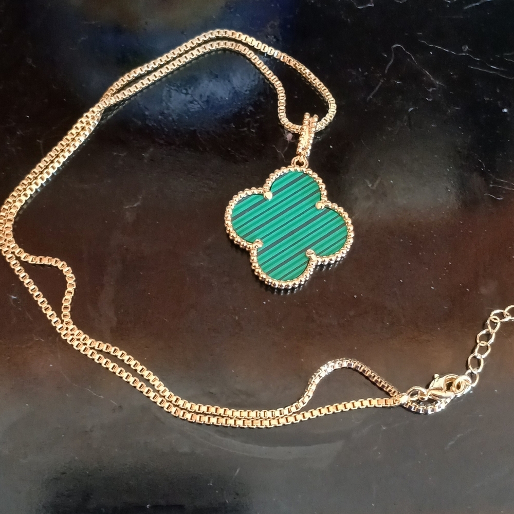 Beautiful 18 K Gold Filled Quadrafoil Imitation Malachite Pendant Necklace
